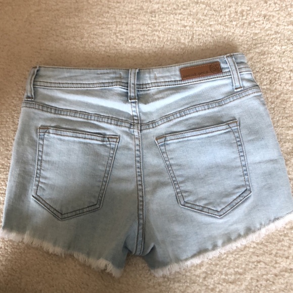 Sneak Peek Los Angeles studded Jean shorts - Picture 2 of 3